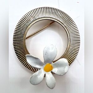 Vintage Daisy Gold Tone Circle Brooch Pin
